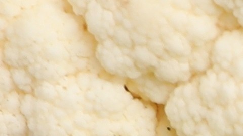 Imagen de un páncreas rodeado de alimentos.