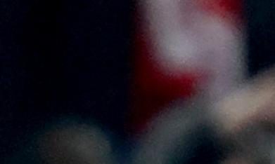 Kylian Mbappé conversa con el árbitro Slavko Vinčić después de que su compañero de equipo Eduardo Camavinga  recibiera una tarjeta roja durante el partido de vuelta de los cuartos de final de la UEFA Champions League.