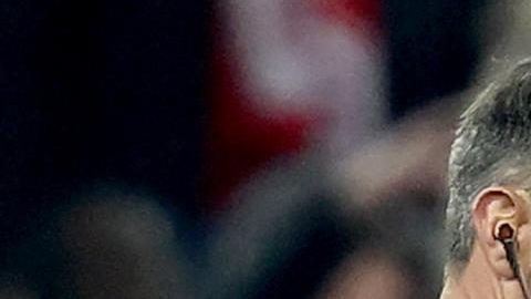 Kylian Mbappé conversa con el árbitro Slavko Vinčić después de que su compañero de equipo Eduardo Camavinga  recibiera una tarjeta roja durante el partido de vuelta de los cuartos de final de la UEFA Champions League.