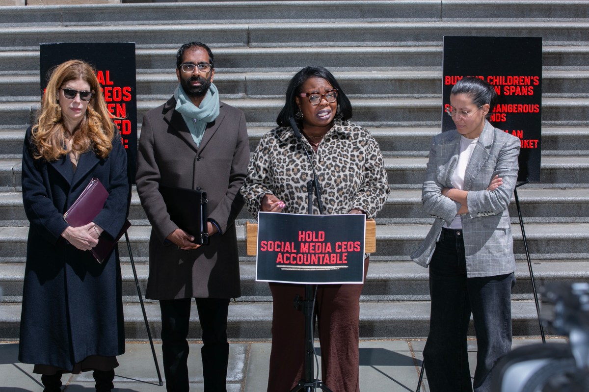 Proponen en Nueva York limitar a una hora diaria el uso de redes sociales en menores