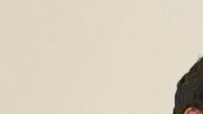 Los legisladores demócratas Joaquín Castro (c) y Greg Casar hablan durante una rueda de prensa este miércoles, en San Antonio, Texas (Estados Unidos).