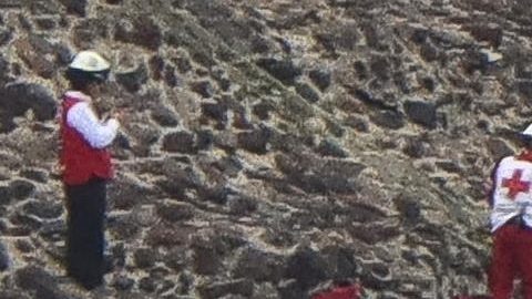 Integrantes de la Policía y peritos forenses trabajan en la zona donde se registró el ataque.