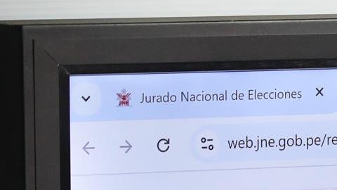 El coordinador legal del gabinete de asesores del JNE, Jorge Valdivia, habla en una rueda de prensa este lunes, en Lima (Perú).