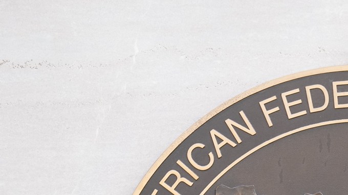 Hochul evalúa acuerdo que permitiría jubilarse a los 55 años: costaría hasta $1,500 millones de dólares