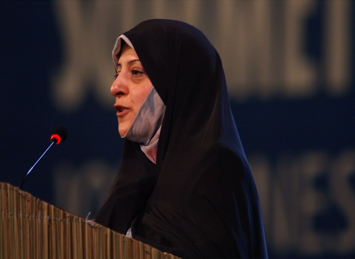 EE.UU. deporta a familiares de la exvicepresidenta de Irán Masoumeh Ebtekar, clave en la crisis de los rehenes de 1979
