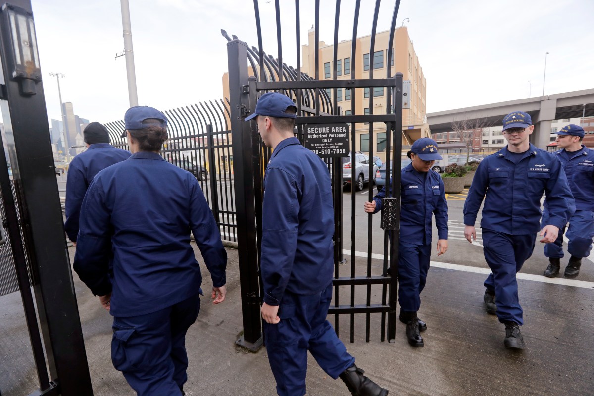 Trump ordena pagos a 35,000 empleados del DHS afectados por cierre de la agencia