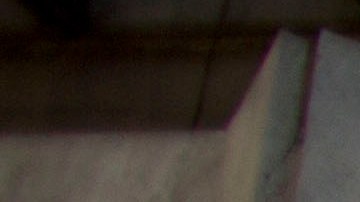 En esta foto de archivo del 20 de agosto de 2018, peatones caminan frente al Banco Central, que exhibe una pancarta con los rostros que aparecerán en la nueva moneda del país, en Caracas, Venezuela.