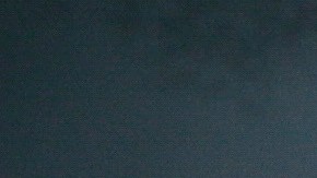 En la puerta del edificio se puso una multa amarilla por una infracción de seguridad.