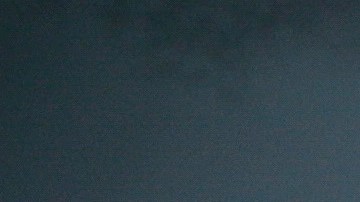 En la puerta del edificio se puso una multa amarilla por una infracción de seguridad.