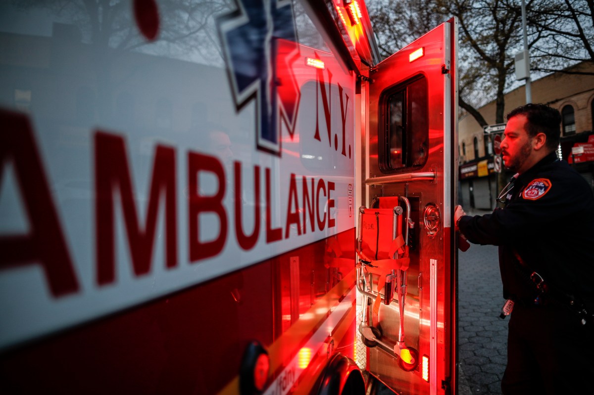 Hombre pierde dedos de la mano tras colapso de una fachada de piedra en Manhattan