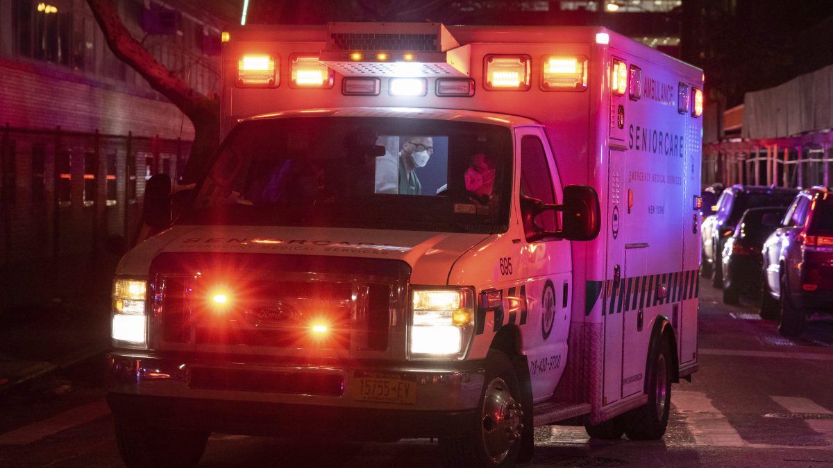 Dos paramédicos de Maimonides quedan fuera de servicio tras un atropello mortal en Brooklyn