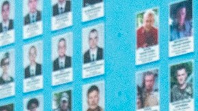 Tom Kean Jr. visitó el 22 de abril de 2024 en Kiev un muro conmemorativo de soldados ucranianos caídos en la guerra con Rusia.