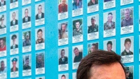 Tom Kean Jr. visitó el 22 de abril de 2024 en Kiev un muro conmemorativo de soldados ucranianos caídos en la guerra con Rusia.