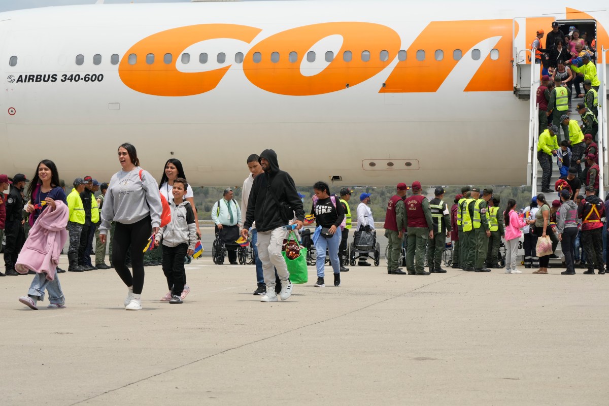 Arriban a Venezuela 320 migrantes desde EE.UU. en vuelo de repatriación