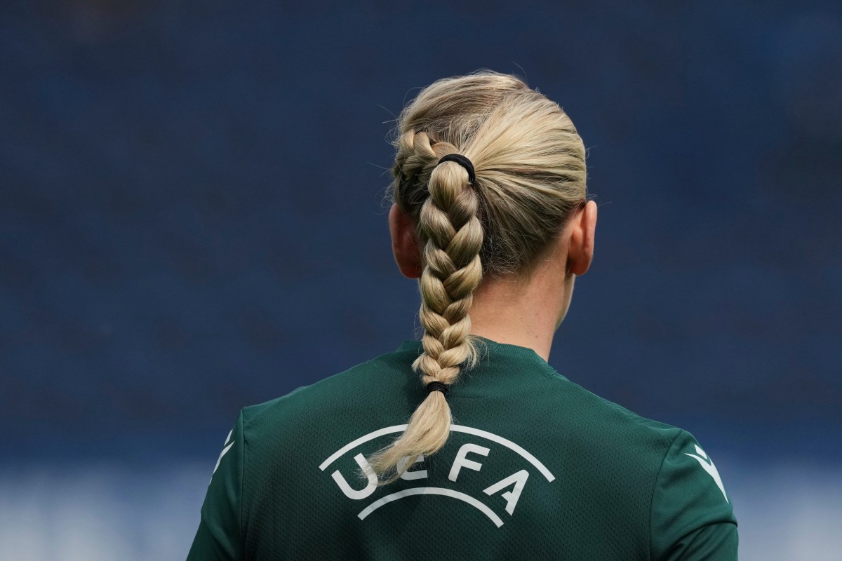 Futbolistas en Turquía derribaron accidentalmente a una árbitra y se negaron a asistirla (Video)