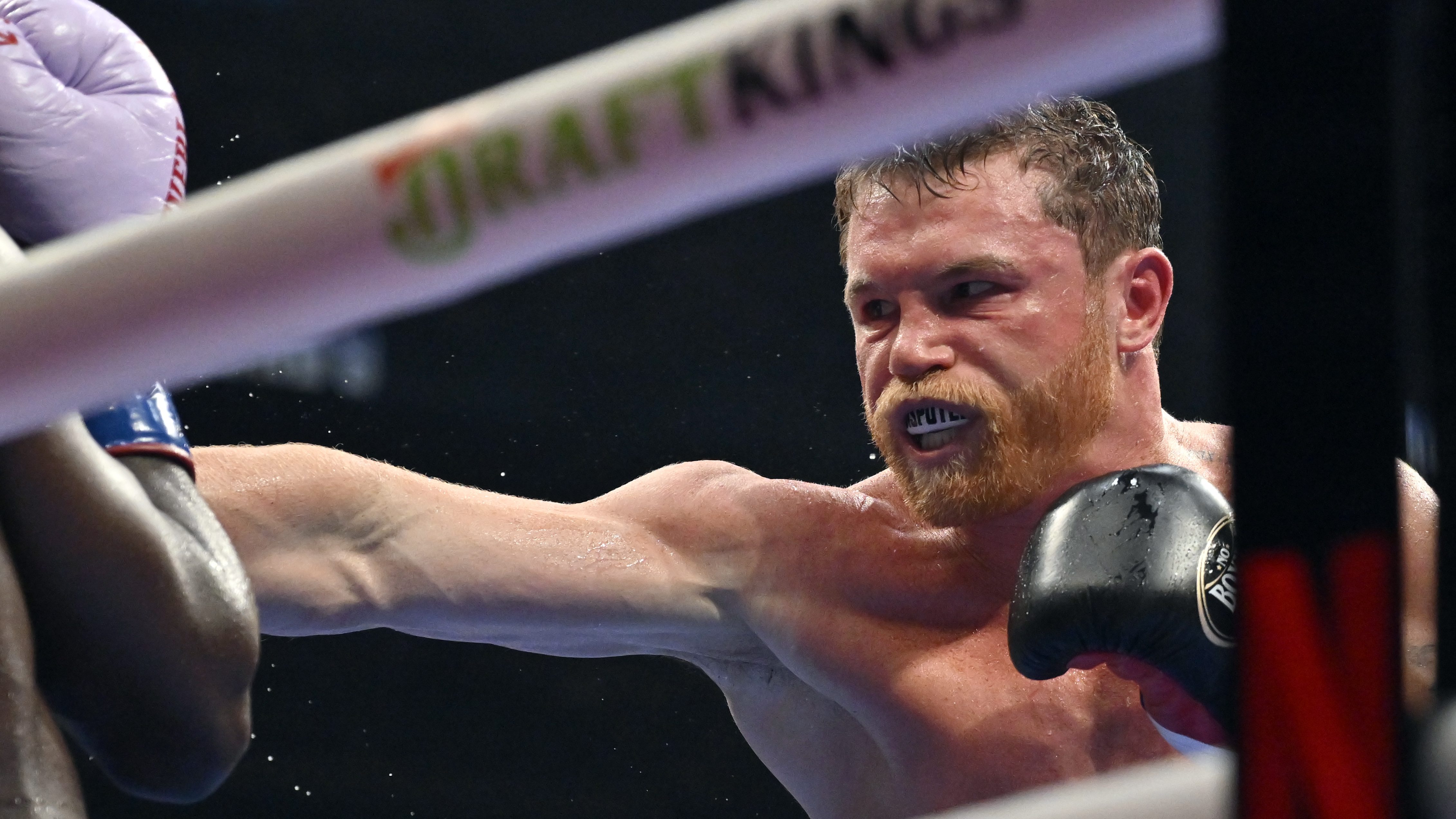 Canelo Álvarez retrasa su regreso al ring para finales de octubre