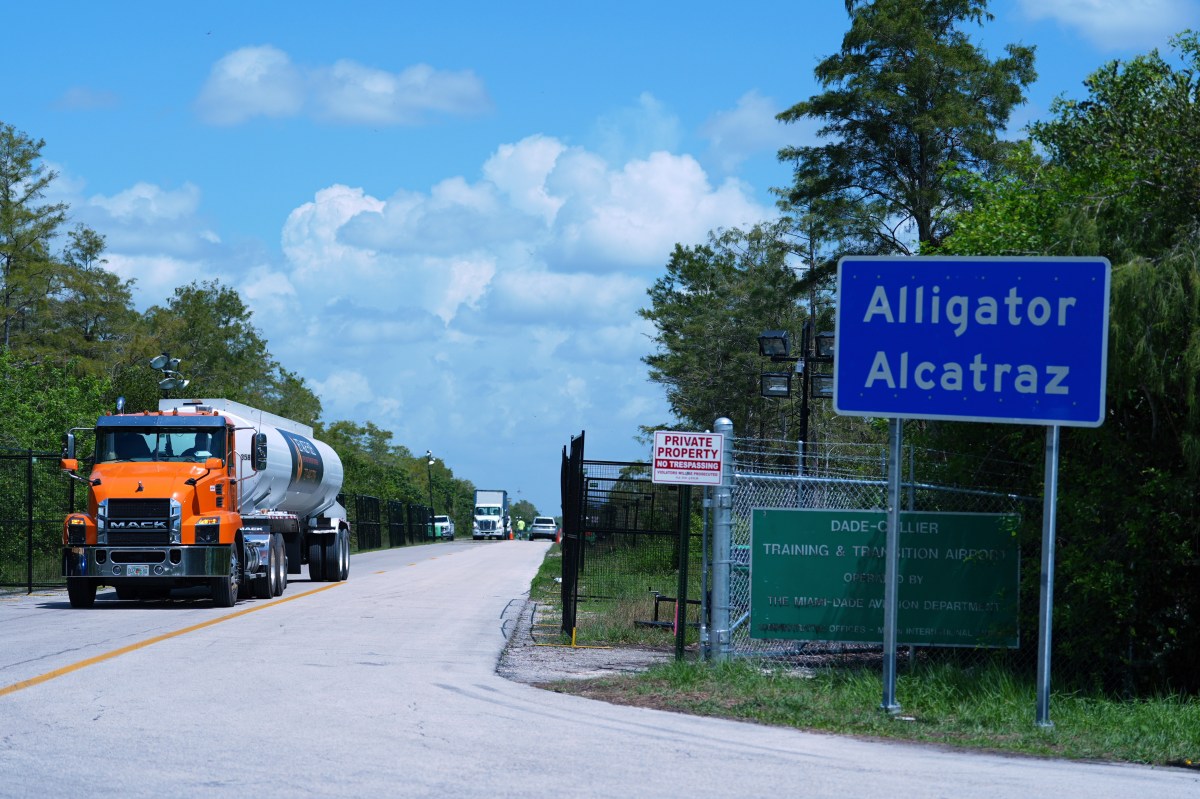 ‘Alligator Alcatraz’ seguirá abierto: tribunal revierte fallo que ordenaba su cierre