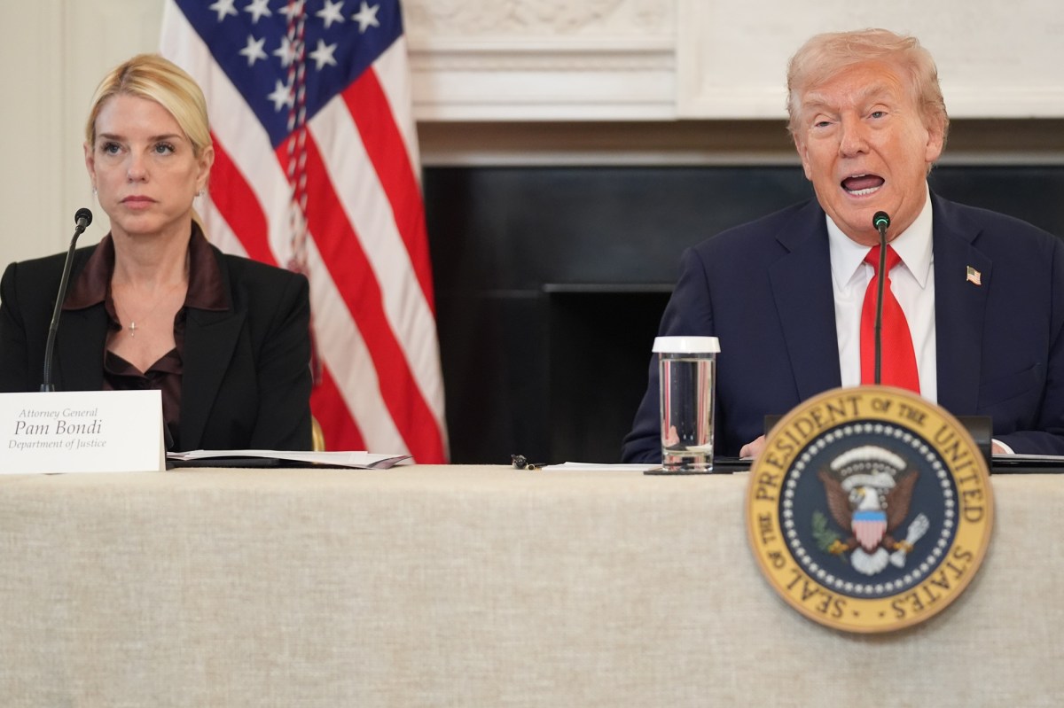 Trump destituye a Pam Bondi como fiscal general