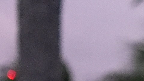 Una persona indica a un latino sobre su centro de votación.