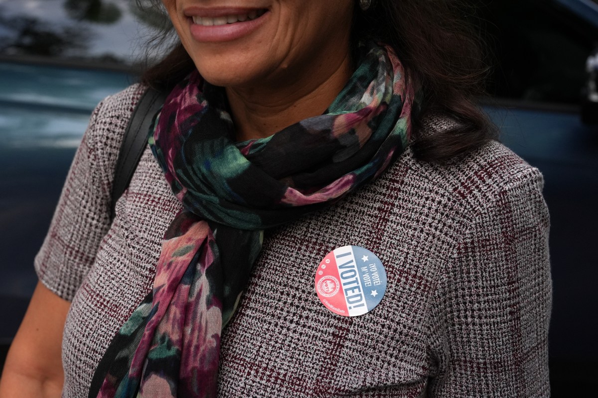 Grupos alertan que ley “Muestra tus papeles” firmada por DeSantis dificultará votar a miles de ciudadanos de EE.UU. en Florida