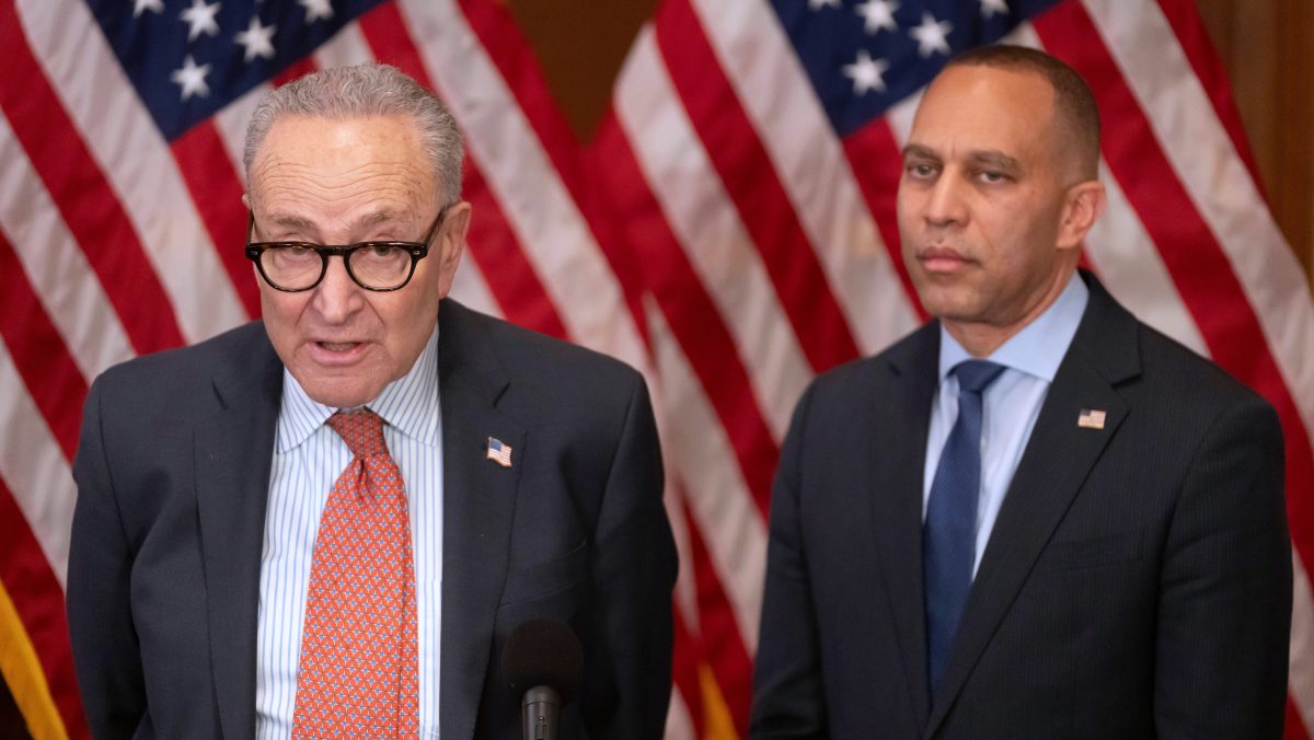 Jeffries y Schumer denuncian uso ilegal del poder de Trump