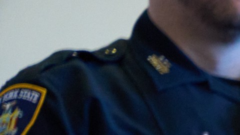 Luigi Mangione conversa con su abogado, Jacob Kaplan, en el Tribunal Penal de Manhattan para una audiencia probatoria, el jueves 18 de diciembre de 2025, en Nueva York.