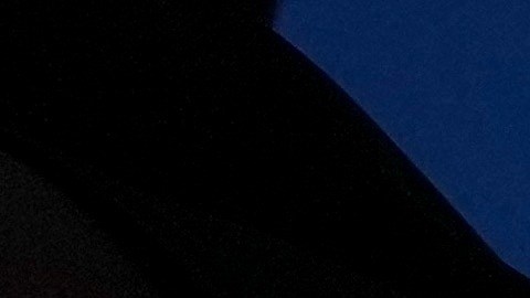 Venezolanos sostienen banderas de Venezuela y de Estados Unidos.