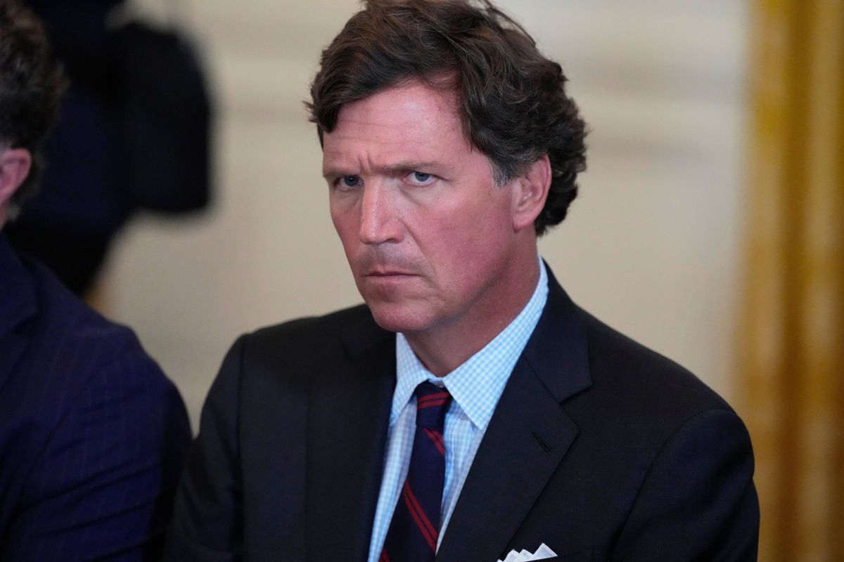 Tucker Carlson se disculpa por haber apoyado a Trump: “Me atormenta”
