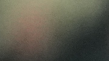 Moisés Caicedo, del Chelsea (centro), disputa el balón con James Garner (izquierda) e Iliman Ndiaye (derecha), ambos del Everton, durante el partido de fútbol de la Premier League inglesa entre el Everton y el Chelsea, celebrado en Liverpool, Inglaterra, el sábado 21 de marzo de 2026.