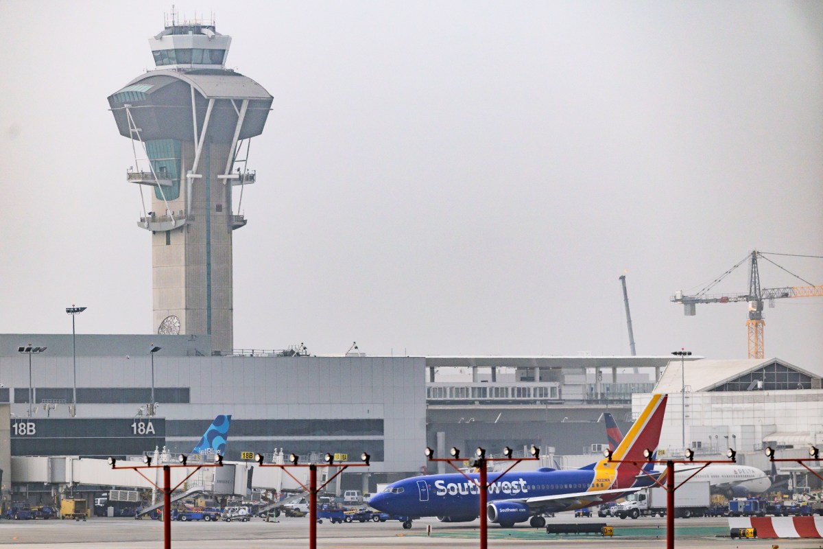 Arrestan a mujer iraní por presunto tráfico de armas en aeropuerto de Los Ángeles