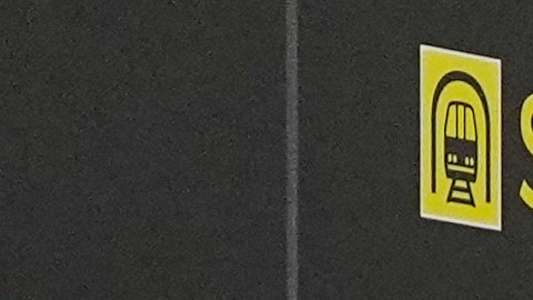 Agentes del Servicio de Inmigración y Control de Aduanas de Estados Unidos (ICE) permanecen cerca de las líneas de seguridad de la TSA en el Aeropuerto Intercontinental George Bush el lunes 30 de marzo de 2026 en Houston.