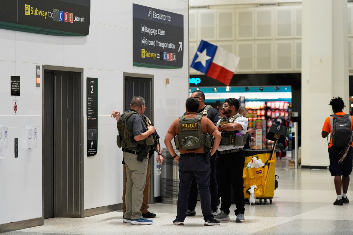 Houston evalúa quitar restricciones a agentes de inmigración tras amenazas de Abbott