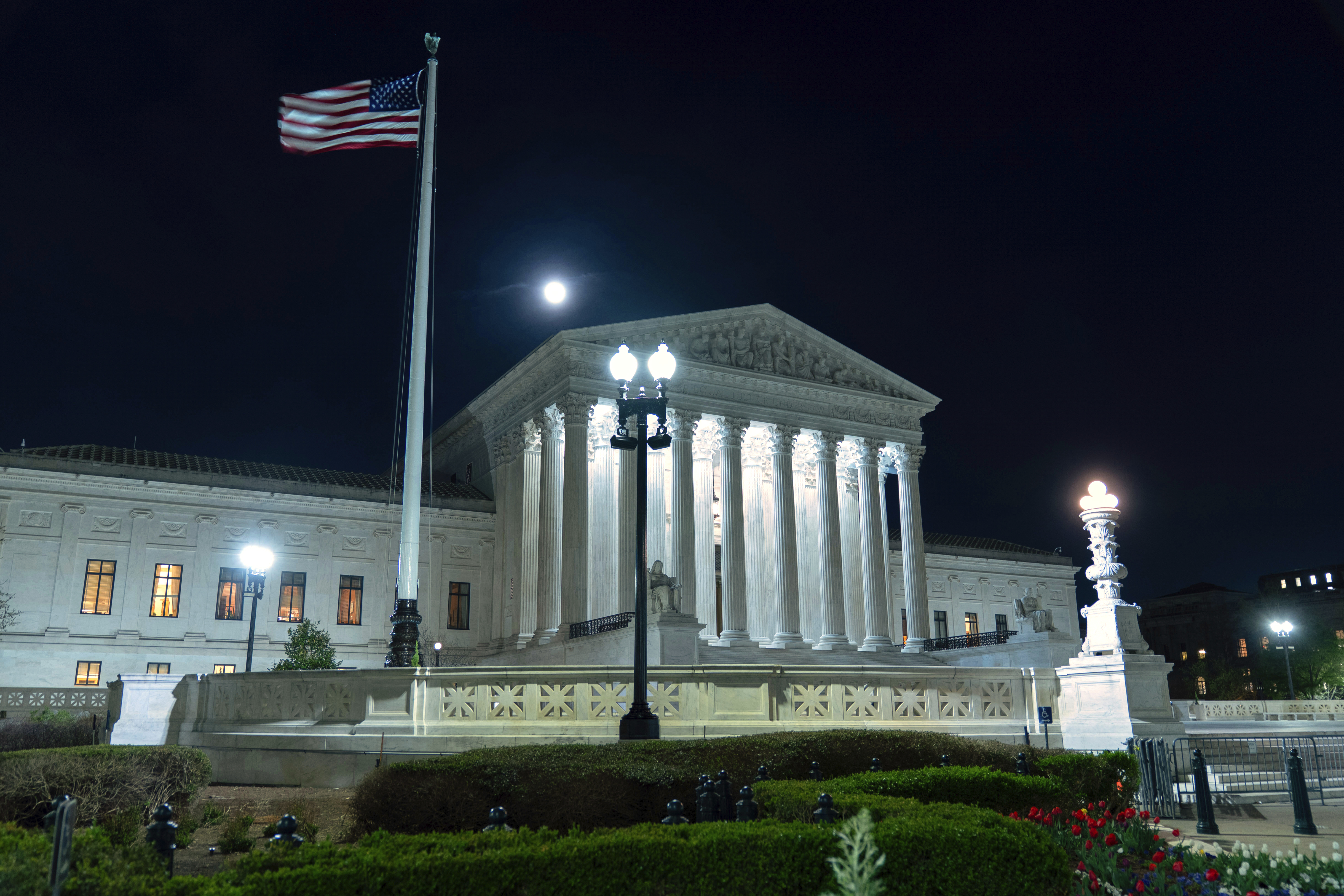 Supreme Court Hears New York Challenge to Trump Birthright Order, Roberts Calls Justifications Peculiar