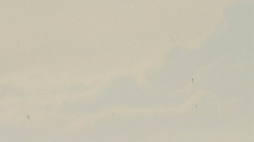 Humo y llamas se elevan tras un ataque militar israelí contra un objetivo junto a un campamento de tiendas de campaña en Deir al-Balah, en el centro de la Franja de Gaza.