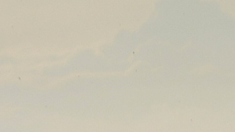 Humo y llamas se elevan tras un ataque militar israelí contra un objetivo junto a un campamento de tiendas de campaña en Deir al-Balah, en el centro de la Franja de Gaza.