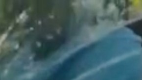 En esta imagen, extraída de un vídeo grabado con la cámara corporal de un agente de policía y difundido por la Oficina del Sheriff del Condado de Martin, Florida, el golfista Tiger Woods aparece sentado en un vehículo policial sin distintivos mientras habla con agentes de la ley tras un accidente de coche en Jupiter Island, Florida, el viernes 27 de marzo de 2026.