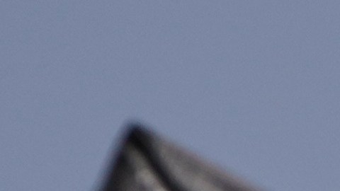 Un retrato del difunto líder supremo de Irán, el ayatolá Ali Khamenei, se ve cerca de un edificio dañado por un ataque aéreo israelí en Dahiyeh, en los suburbios del sur de Beirut, Líbano, el sábado 4 de abril de 2026.