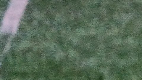 La gente rinde homenaje junto al ataúd del entrenador rumano Mircea Lucescu, flanqueado por soldados de la guardia de honor en el estadio Arena Nacional de Bucarest, Rumanía, el miércoles 8 de abril de 2026.