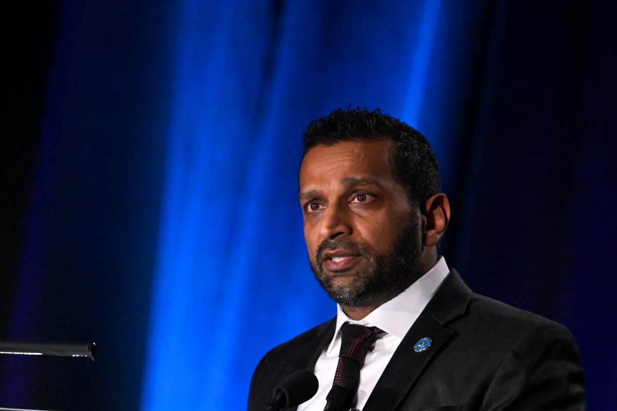 Director del FBI formula millonaria demanda contra revista por artículo que lo acusa de ebriedad