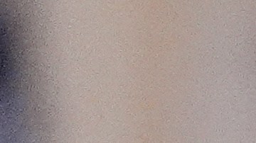 La primera dama Melania Trump habla con los periodistas el jueves 9 de abril de 2026 en el vestíbulo principal de la Casa Blanca en Washington.