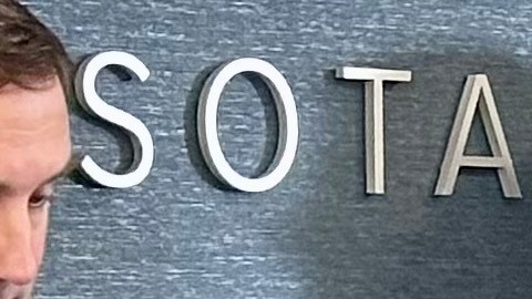 La fiscal del condado de Hennepin, Mary Moriarty, anunció el jueves 16 de abril de 2026 en Minneapolis, Minnesota, cargos contra un agente de ICE relacionados con un incidente ocurrido en febrero.