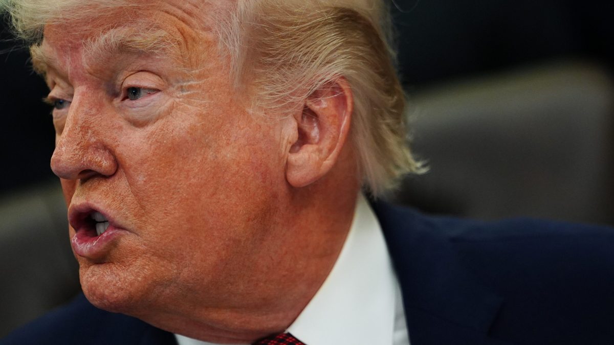 Trump ordena producir más combustibles fósiles para reforzar la seguridad de EE.UU.