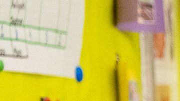 Obama y Mamdani ríen juntos durante una visita a los niños de la guardería Learning Through Play en Nueva York.