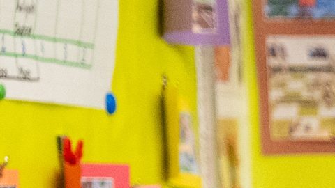 Obama y Mamdani ríen juntos durante una visita a los niños de la guardería Learning Through Play en Nueva York.
