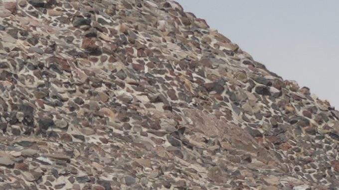 Personal forense retira el cuerpo de una víctima de una pirámide luego de que un hombre armado abriera fuego en Teotihuacán.