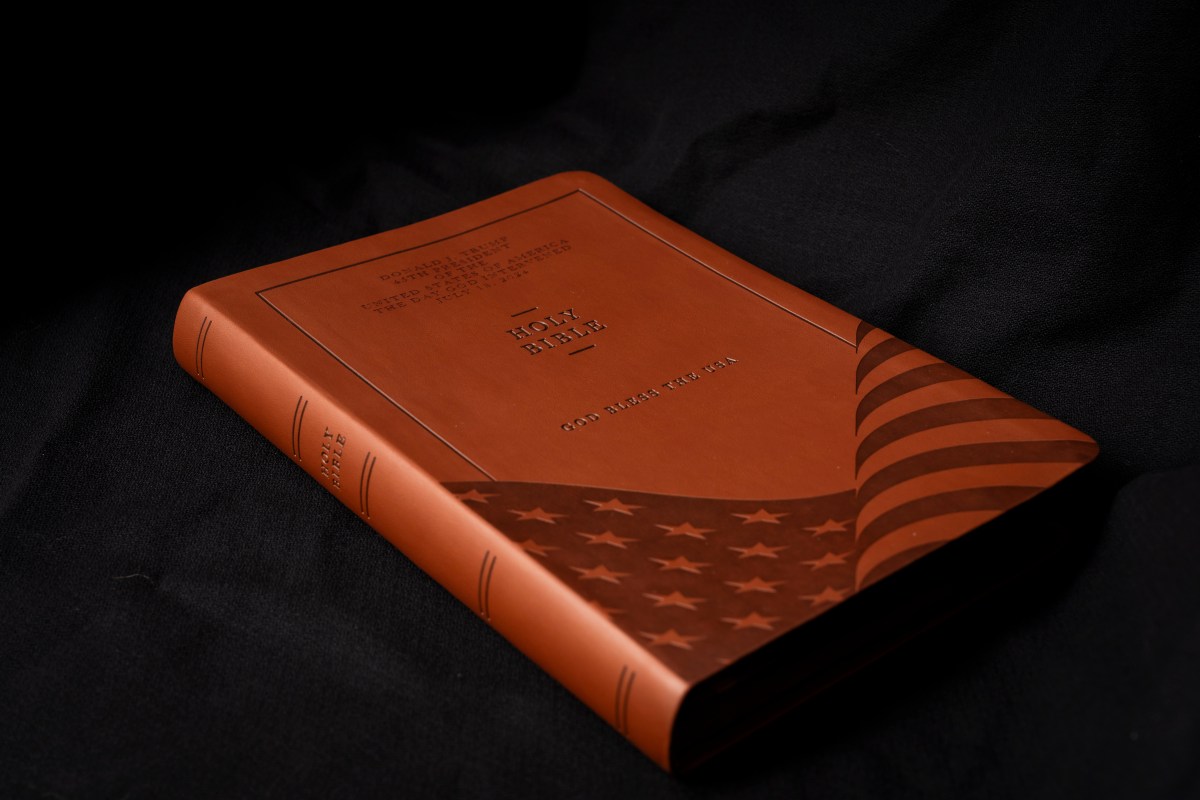 Trump aparece en video de evento religioso mientras lee la biblia