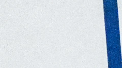 Una persona vota en el referéndum sobre la redistribución de distritos electorales de Virginia en el Centro Gubernamental de Fairfax, el martes 21 de abril de 2026, en Fairfax, Virginia.