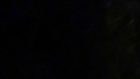 Un periodista llama a la puerta de una casa en una dirección vinculada a Cole Tomas Allen, el sospechoso del tiroteo ocurrido el sábado 25 de abril de 2026 en la cena de corresponsales de la Casa Blanca en Torrance, California.