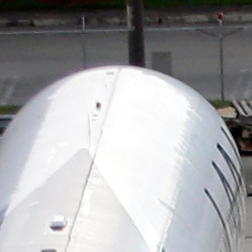 Después del aterrizaje del avión, un controlador de tierra del aeropuerto dio la bienvenida al vuelo y preguntó por el estado de salud del bebé.