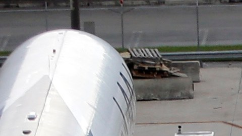 Después del aterrizaje del avión, un controlador de tierra del aeropuerto dio la bienvenida al vuelo y preguntó por el estado de salud del bebé.
